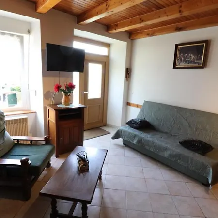Hébergement de vacances A 1080m D'altitude Avec Cheminee Et Jardin, Proche Des Monts Du Cantal Et Super-lioran - Fr-1-742-529