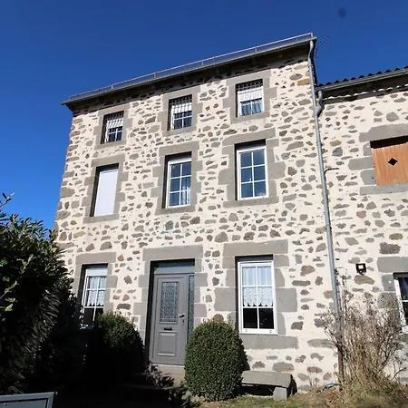 Hébergement de vacances A 1080m D'altitude Avec Cheminee Et Jardin, Proche Des Monts Du Cantal Et Super-lioran - Fr-1-742-529 *
